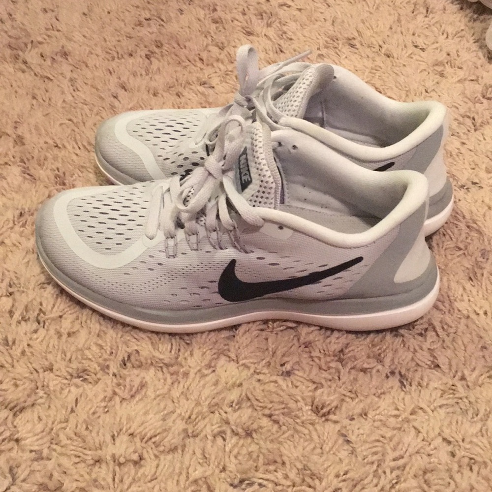 Women’s Nike tennis shoe
